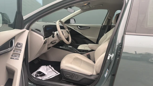 Used 2023 Green Kia Wind image 14