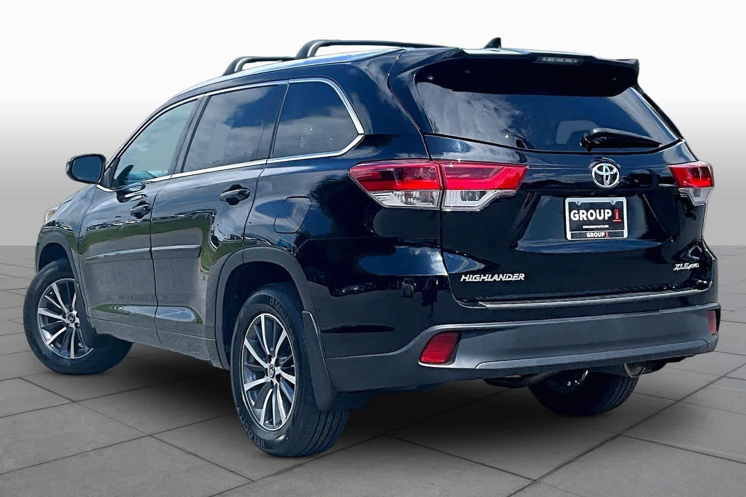 Used 2018 Midnight Black Metallic Toyota XLE image 12