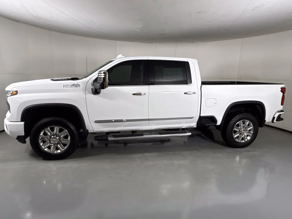 New 2026 Summit White Chevrolet High Country image 6