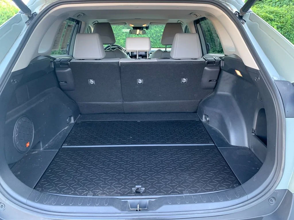 Used 2020  Toyota XLE Premium image 18