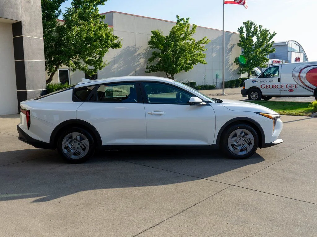 2025 Kia K4 LX - Photo 8