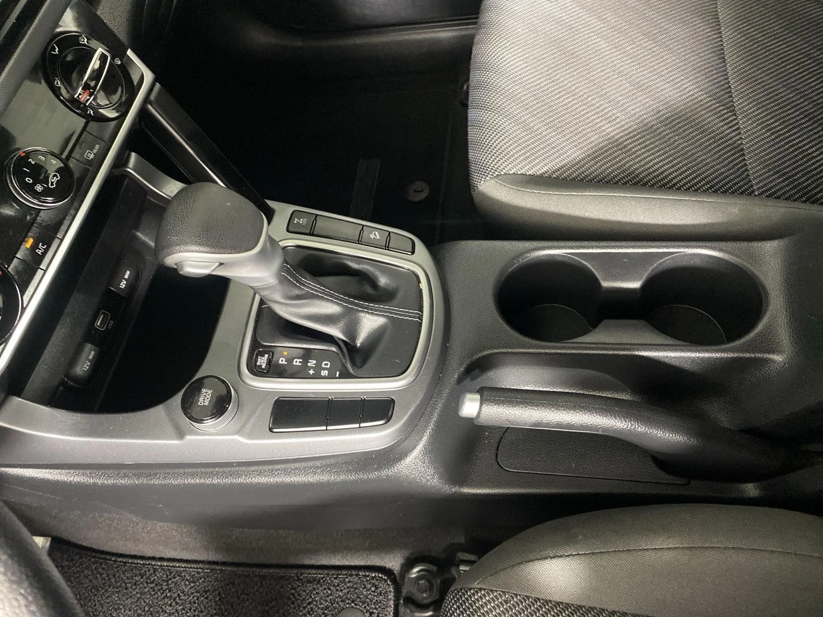 Used 2022 Snow White Pearl Kia LX image 34