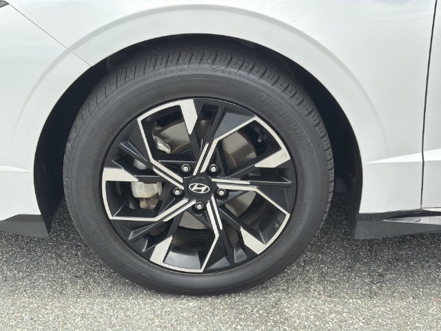 Used 2025 White Hyundai SEL image 39