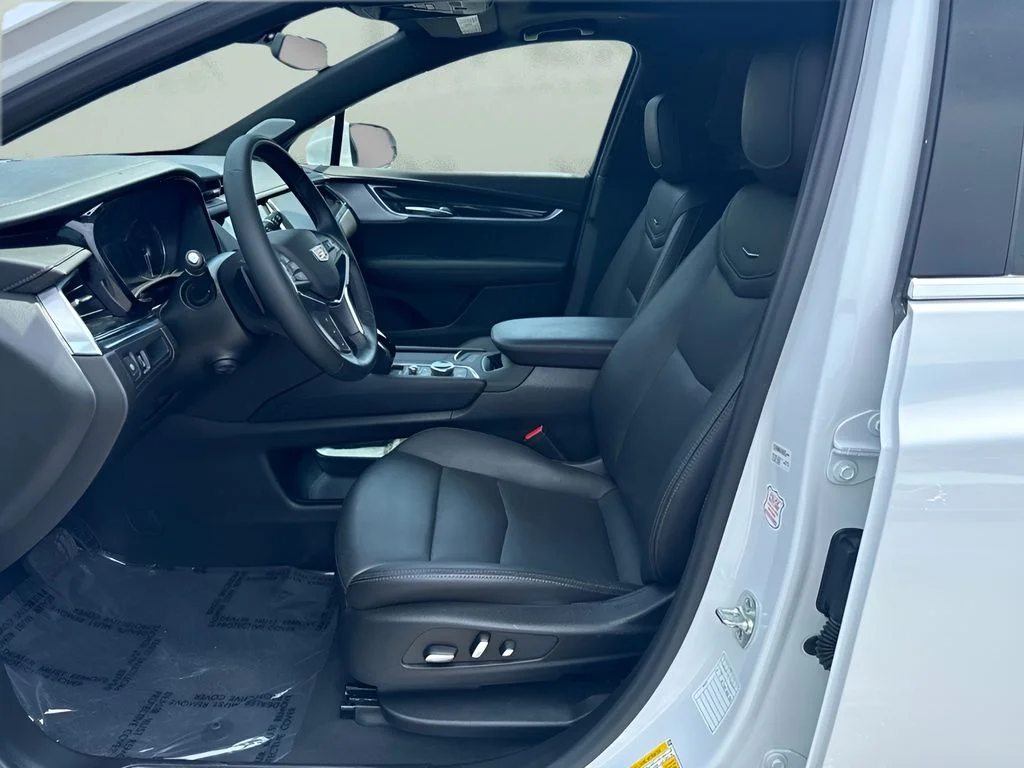 Used 2025 White Cadillac Premium Luxury image 9