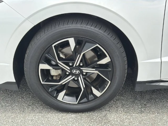 Used 2025 White Hyundai SEL image 39