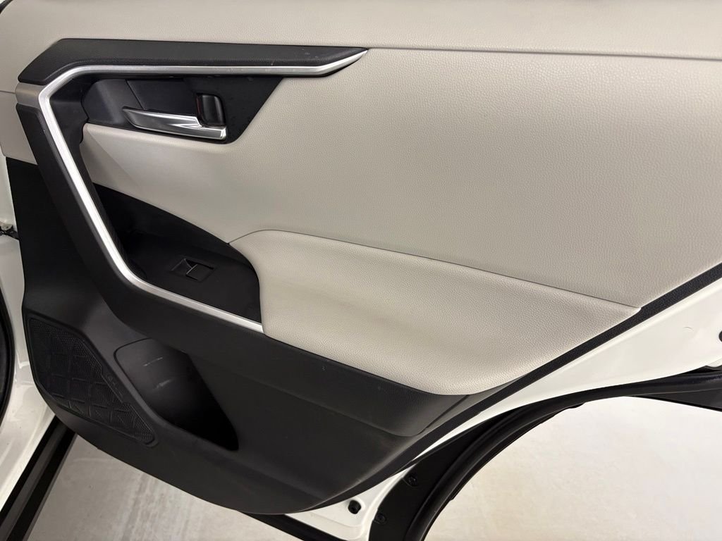 Used 2021 White Toyota XLE Premium image 40