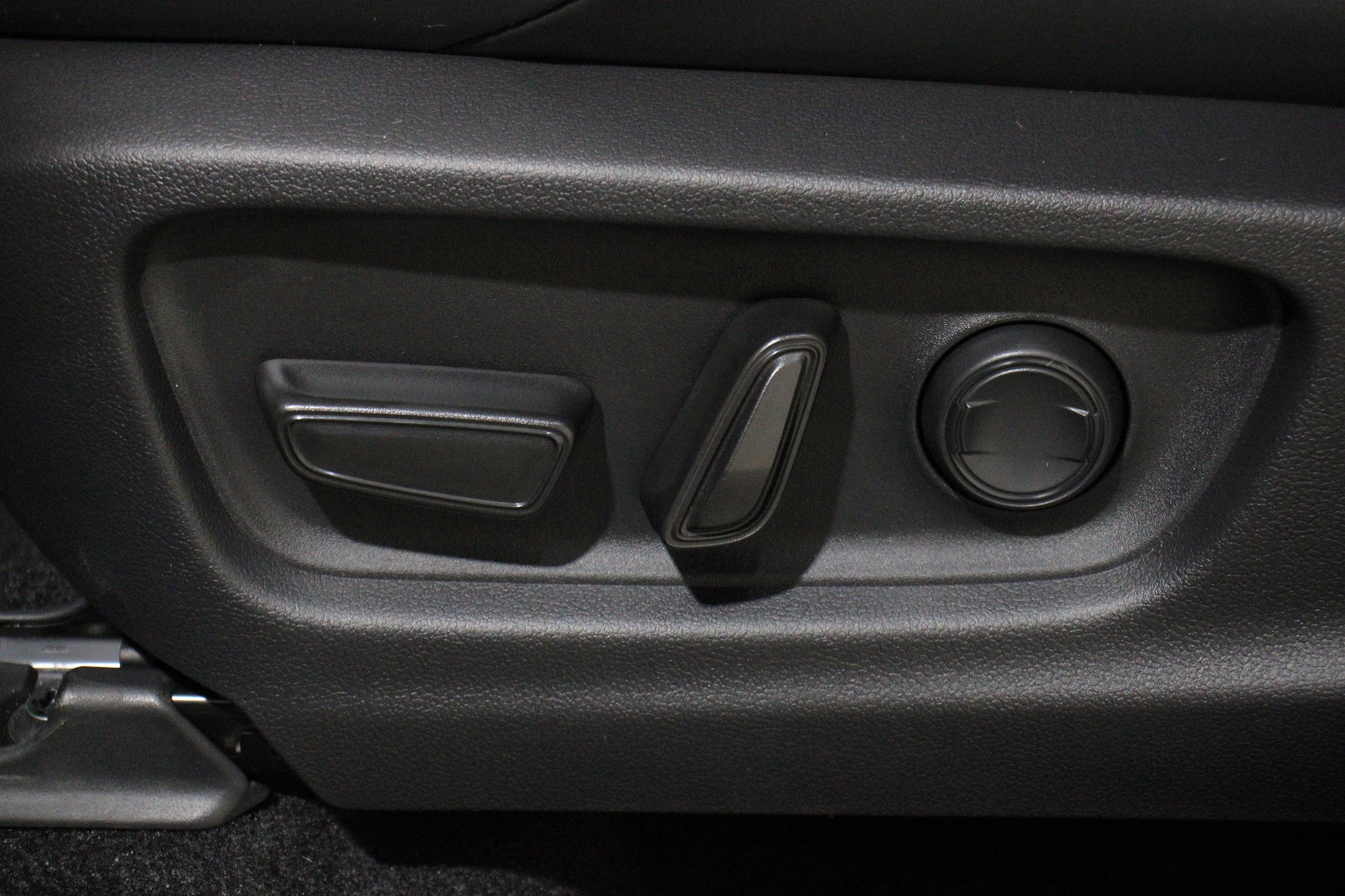New 2026 Wind Chill Pearl Toyota XSE image 4