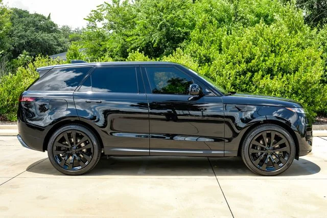 New 2026 Santorini Black Land Rover SE image 8