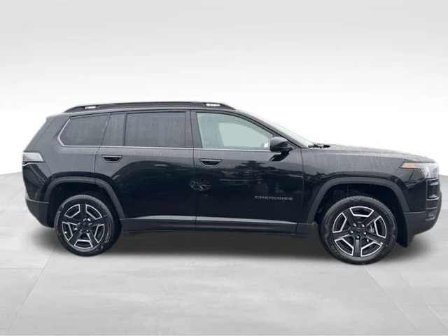 New 2026 Diamond Black Crystal Pearl-Coat Exterior Paint Jeep Laredo image 8