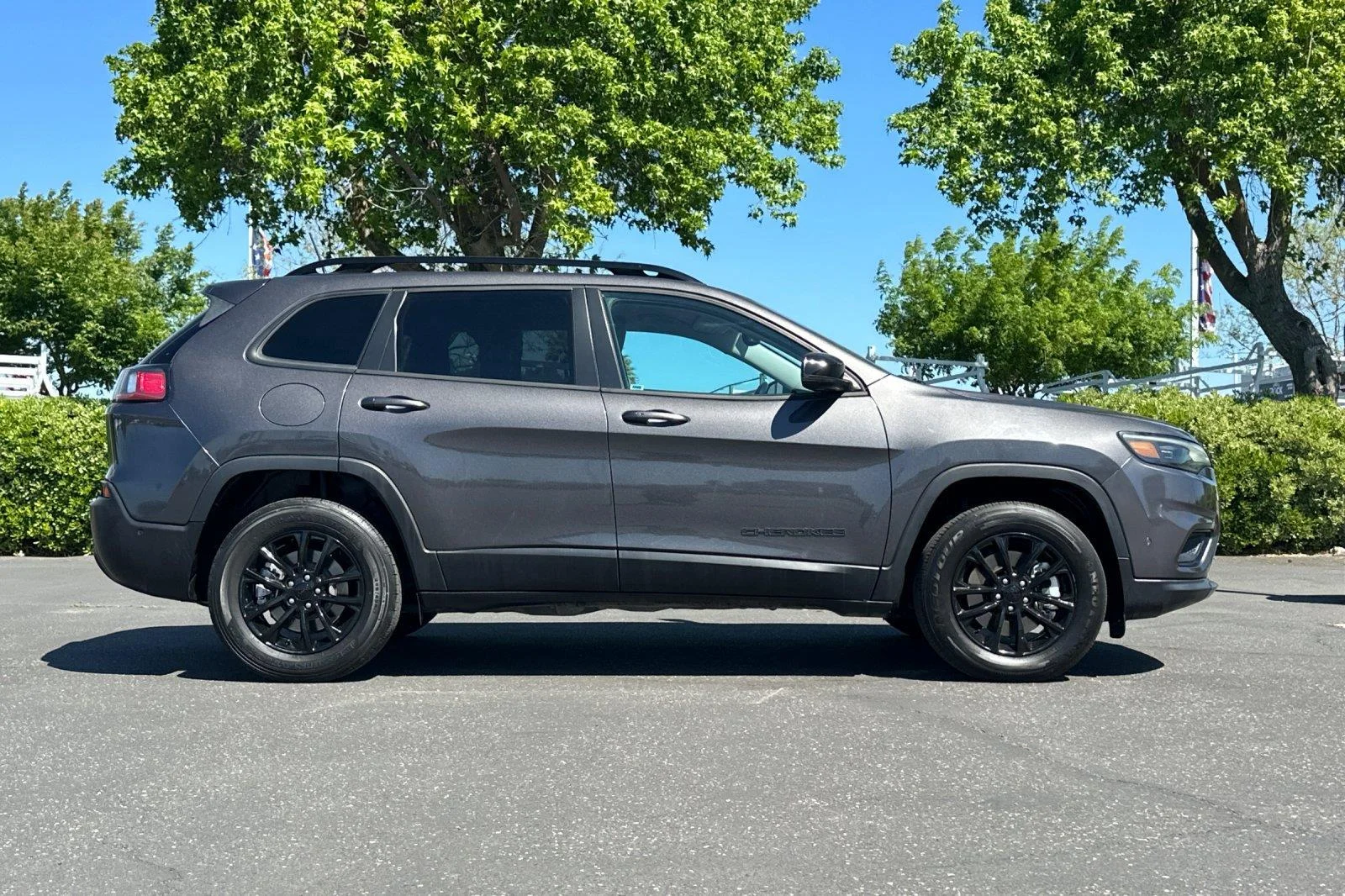 Used 2023 Granite Crystal Metallic Clearcoat Jeep Altitude Lux image 3