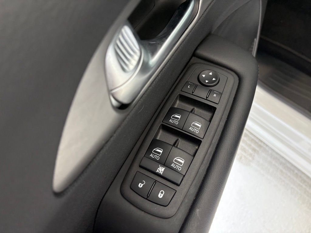 Used 2025 White Chrysler Select image 28