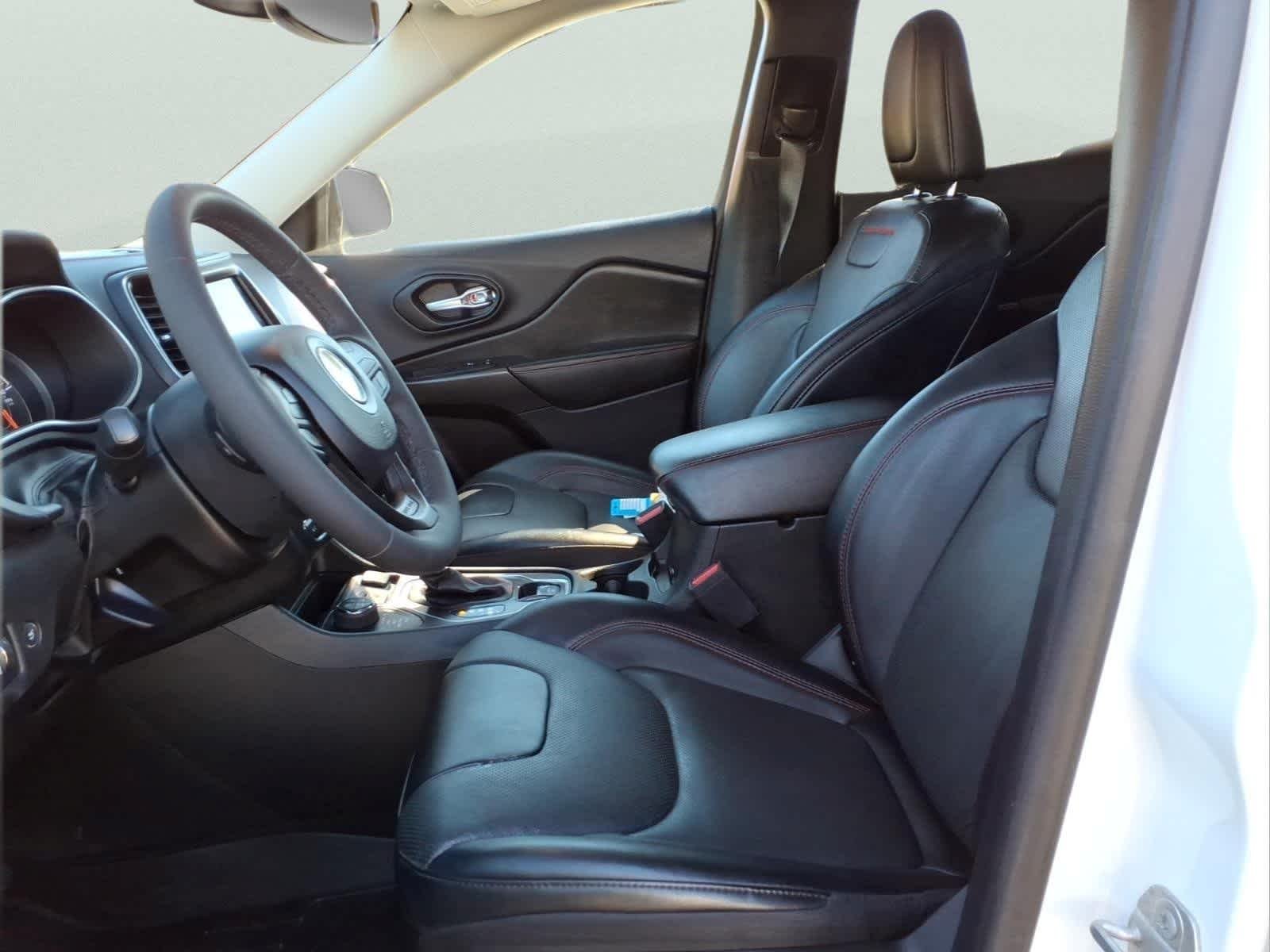 Used 2022 Bright White Clearcoat Jeep Trailhawk image 15