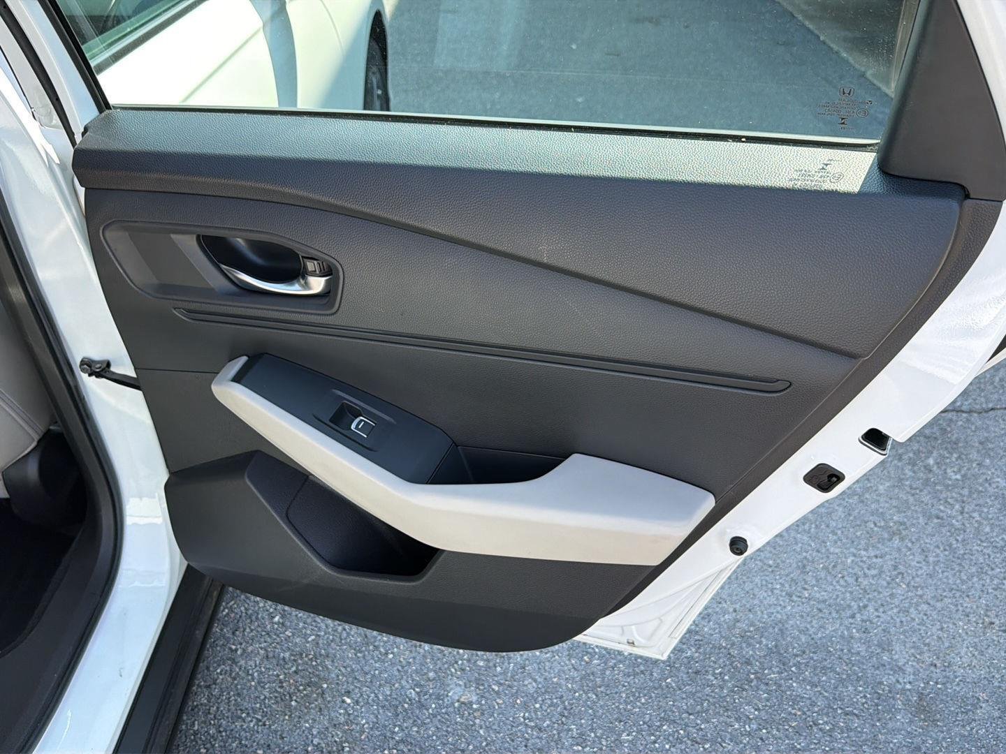 Used 2023 Platinum White Pearl Honda EX image 15
