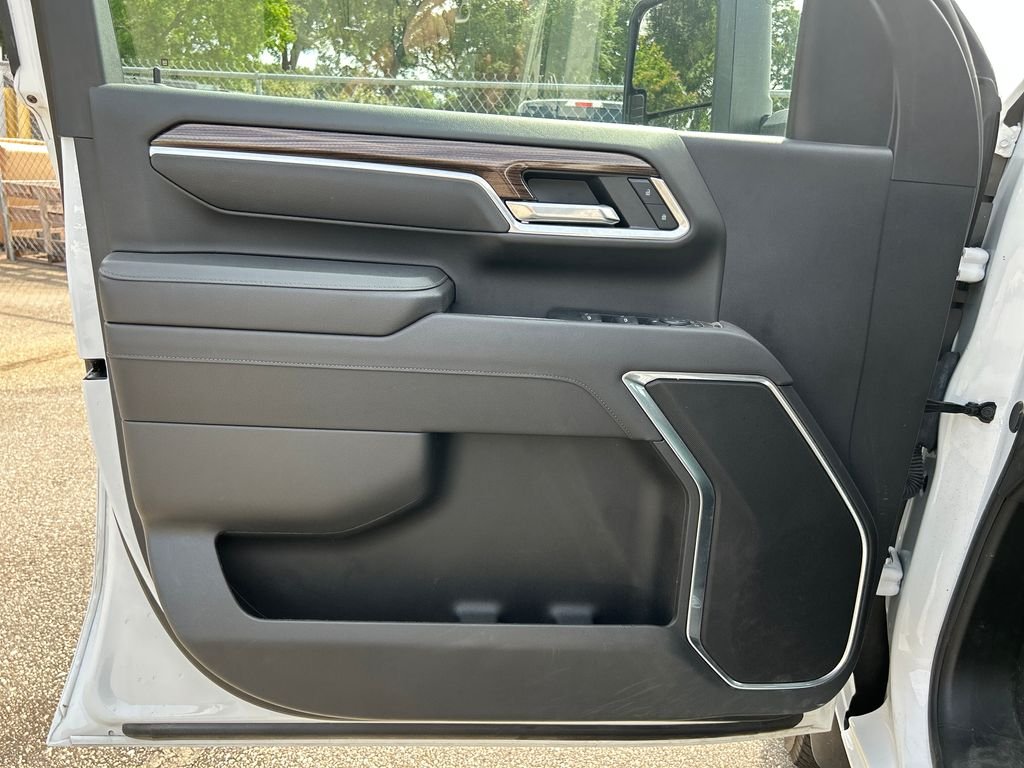 Used 2025 White Chevrolet LT image 9