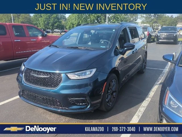 2022 Chrysler Pacifica Touring L's photo