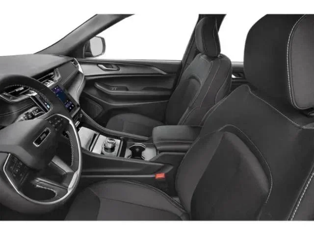 New 2025 Diamond Black Crystal Pearlcoat Jeep Altitude image 6