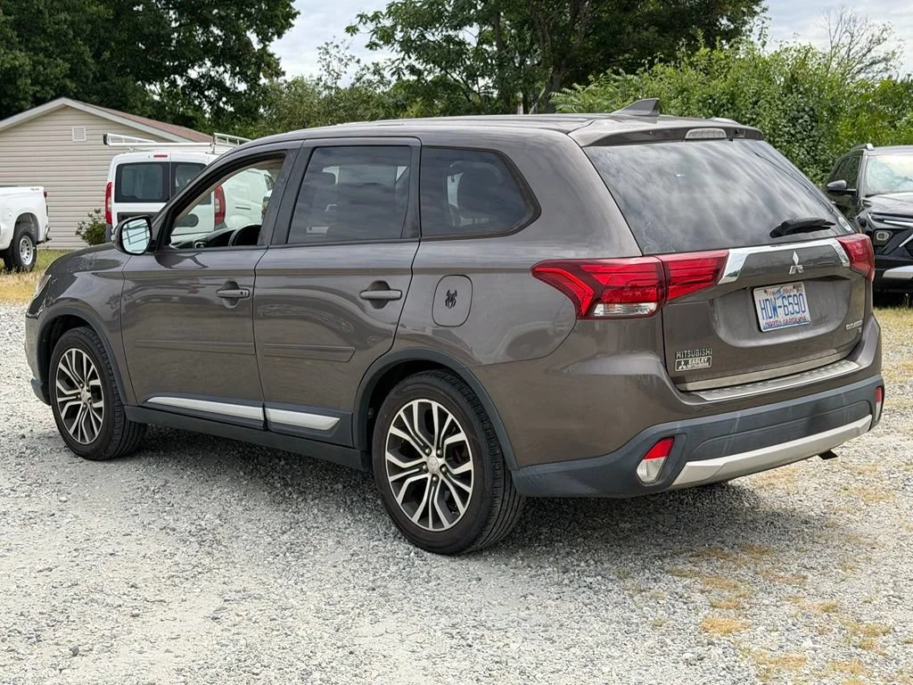 Used 2017  Mitsubishi SE image 6