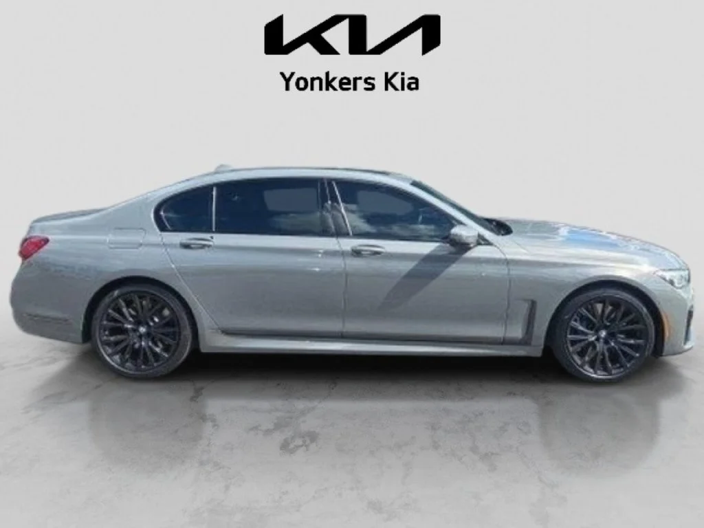 Used 2022 Gray BMW 750i xDrive image 2