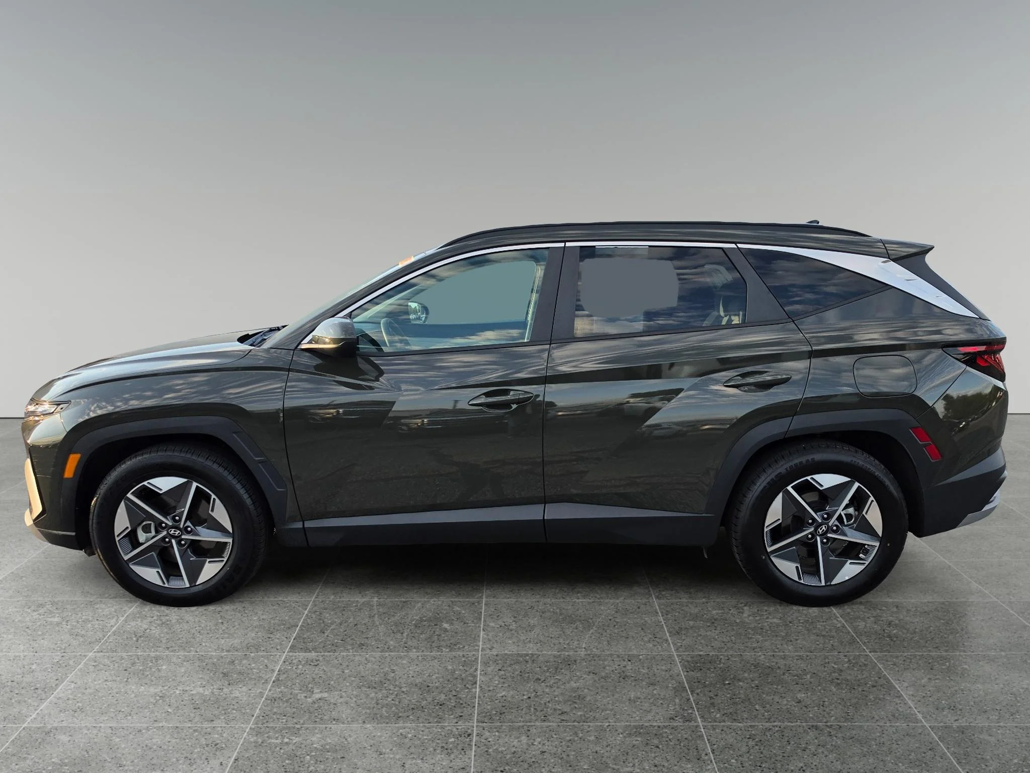 Used 2025 Rockwood Green Hyundai SEL image 2