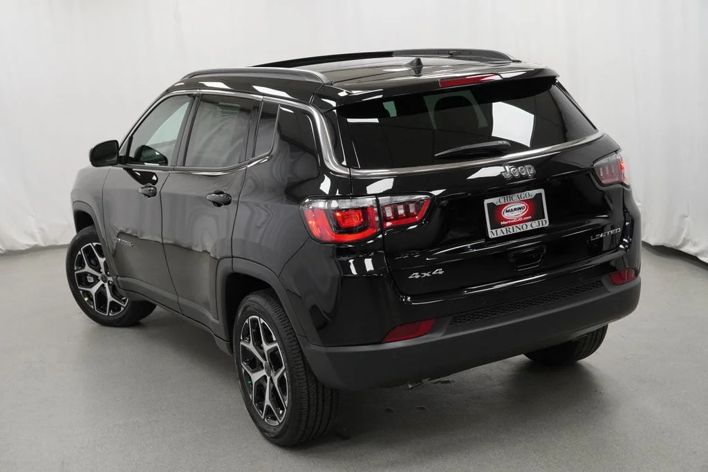 New 2026 Diamond Black Crystal Pearl-Coat Exterior Paint Jeep Limited image 11