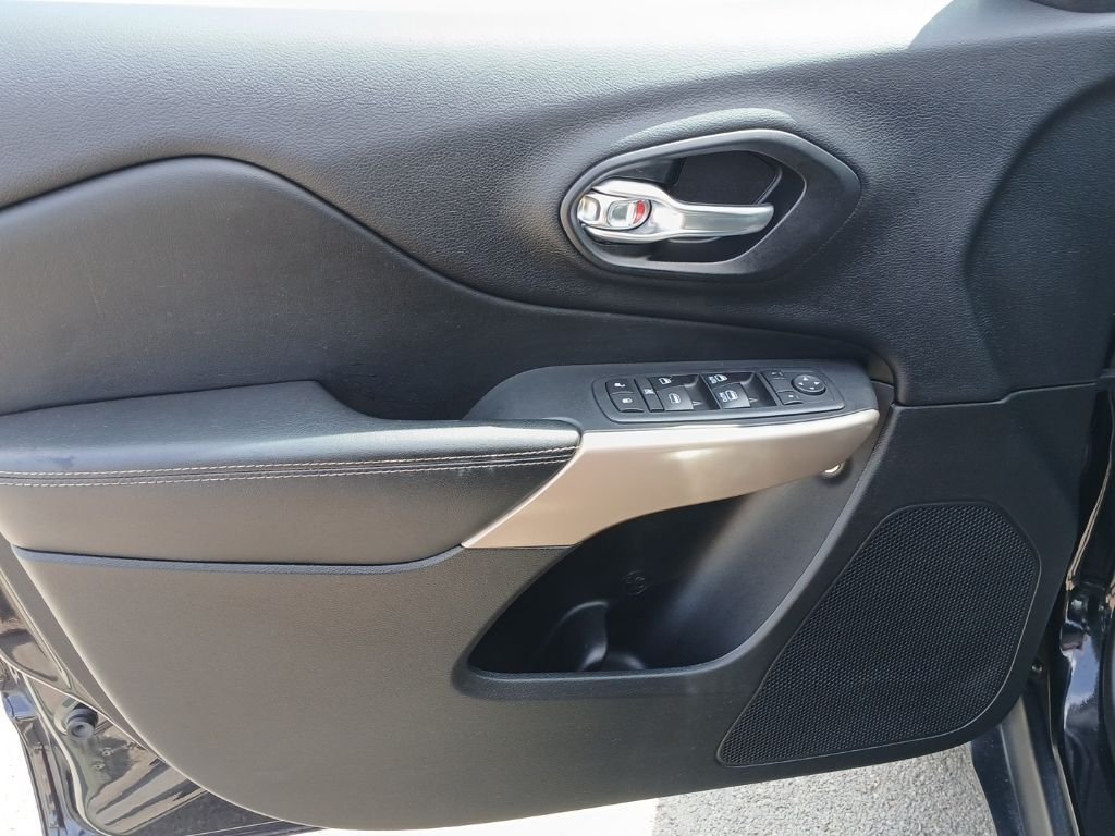 Used 2017 Black Jeep Latitude image 24