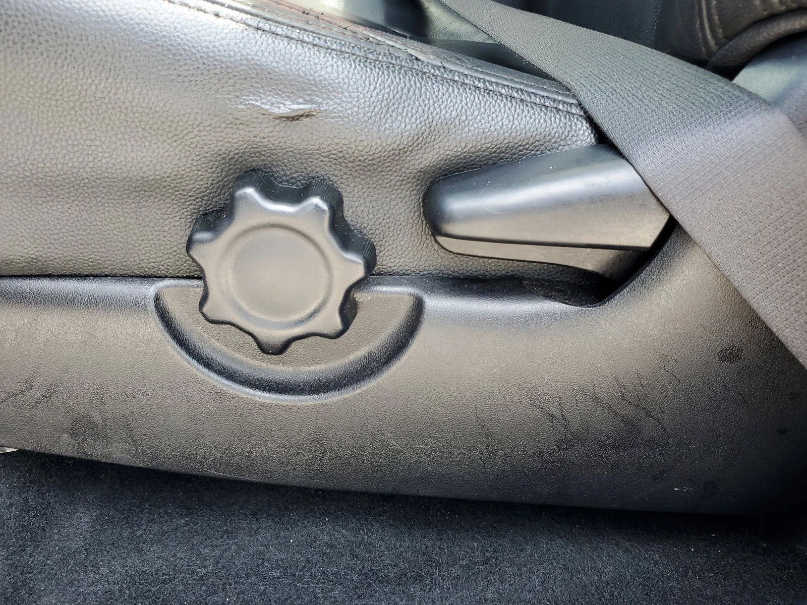 Used 2016  Toyota  image 17