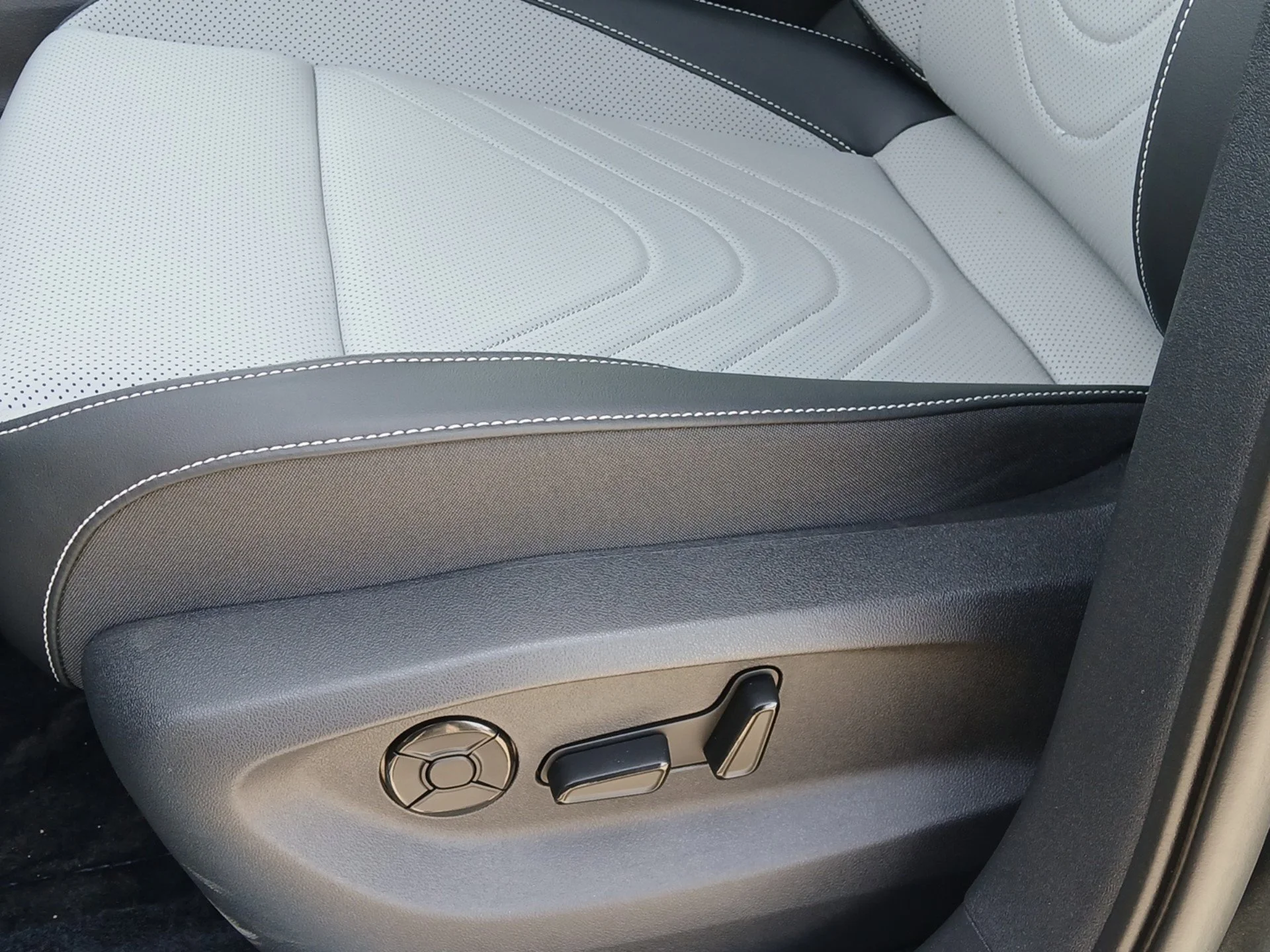 New 2026 Platinum Gray Metallic Volkswagen 2.0T SE image 19