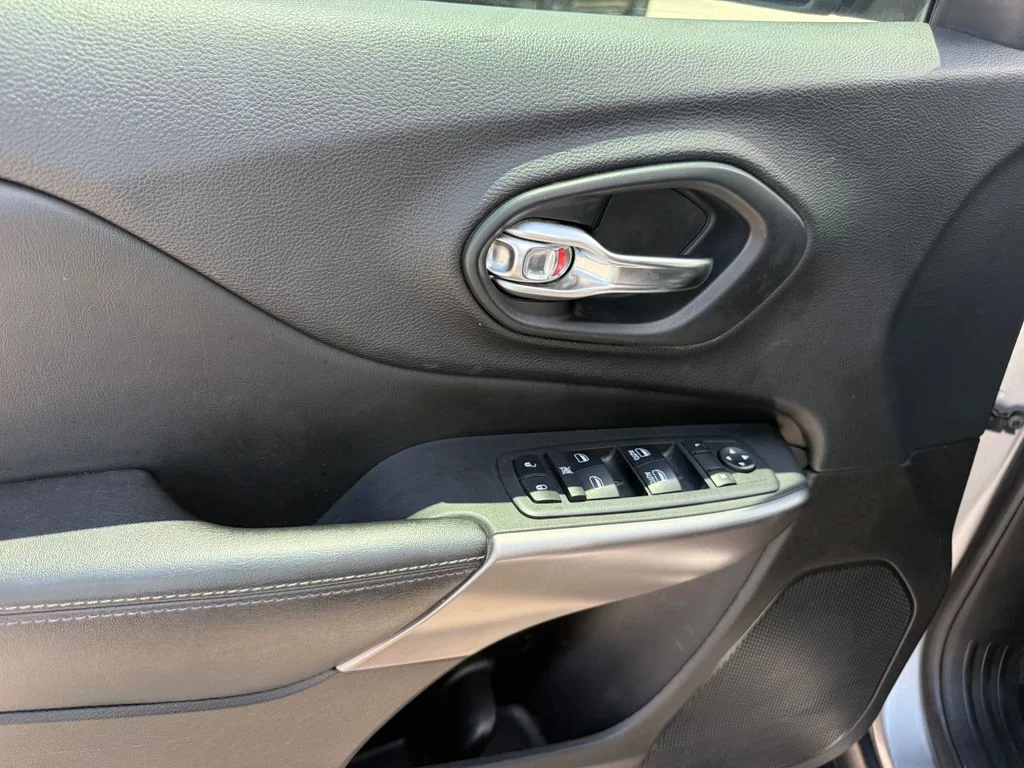 Used 2019 Silver Jeep Latitude Plus image 5