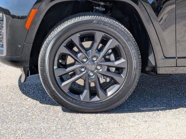 New 2026 Diamond Black Crystal Pearlcoat Jeep Limited image 12