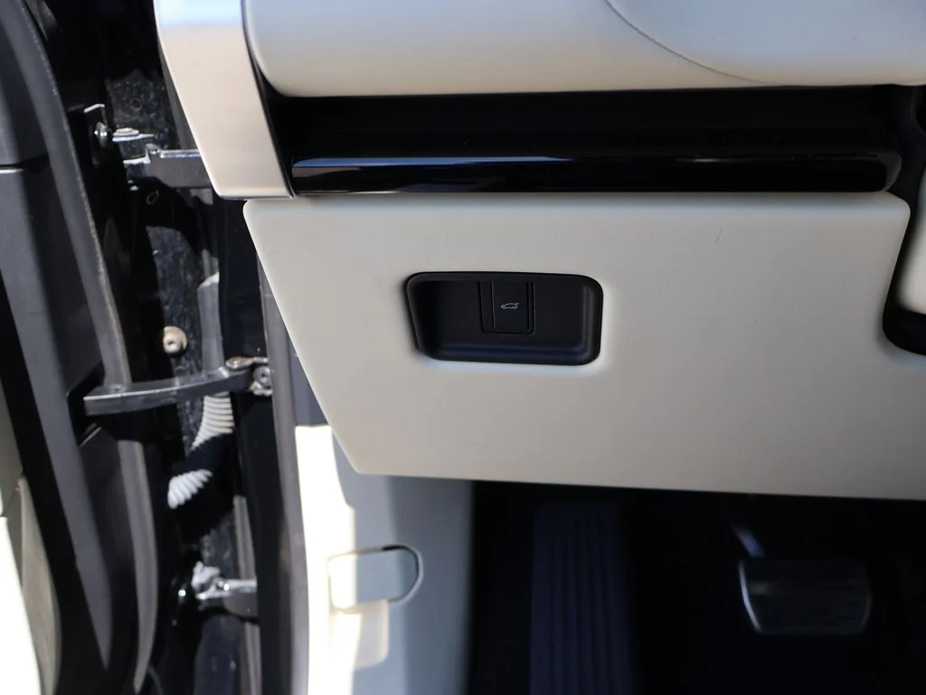 Used 2023  Land Rover SE image 37