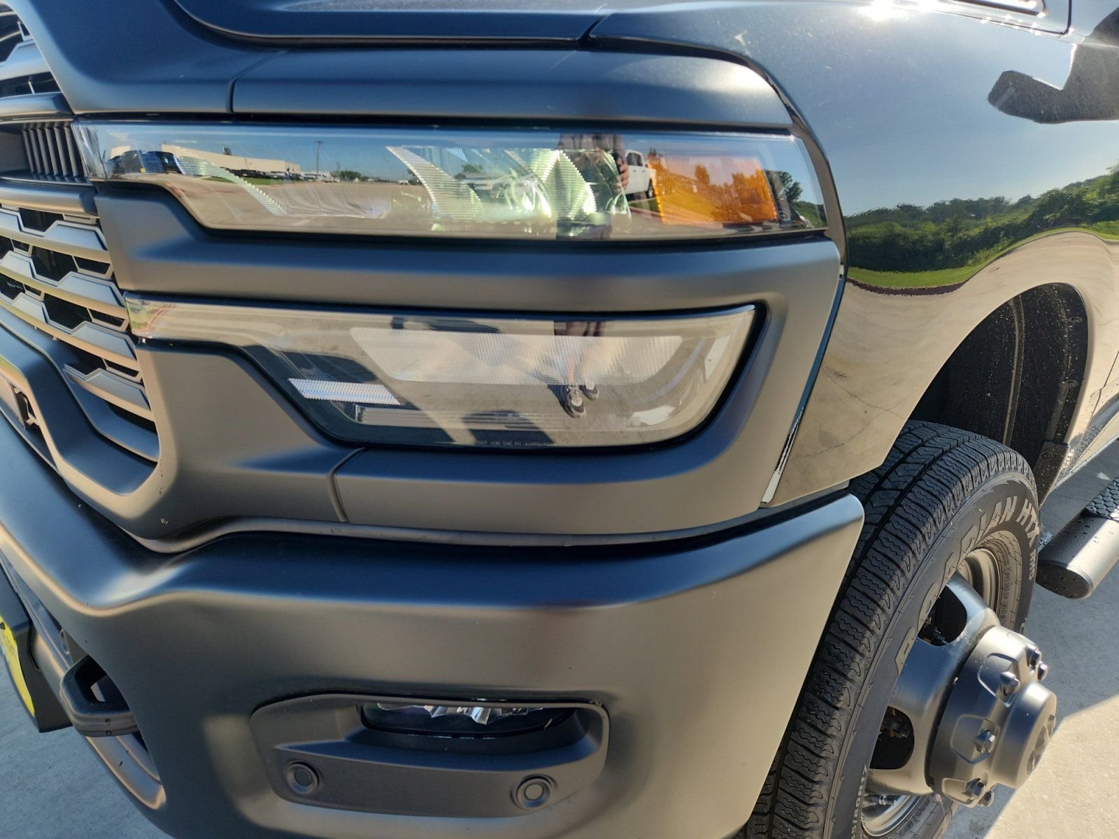 New 2026 Diamond Black Crystal Pearl-Coat Exterior Paint RAM Tradesman image 9