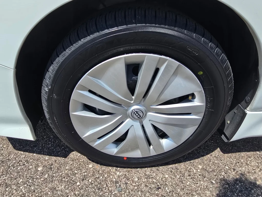 Used 2023 Glacier White Nissan S image 9