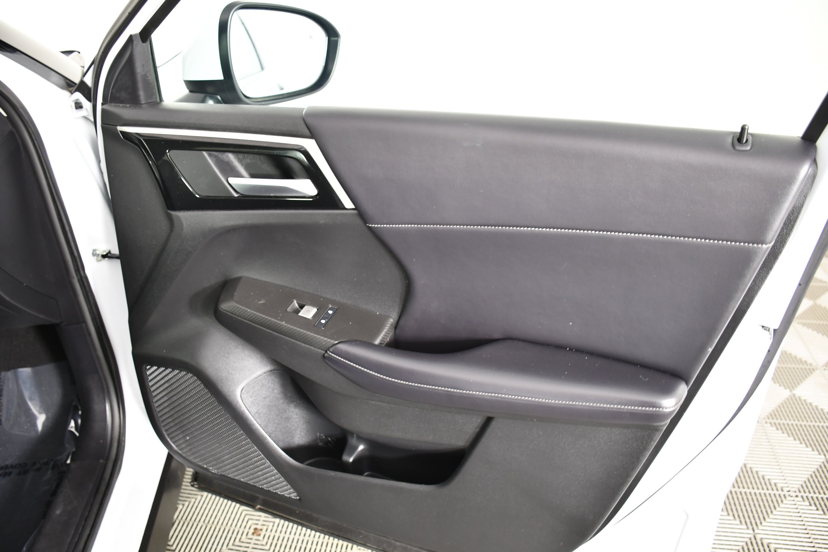 Certified Used 2024 White Diamond Mitsubishi SE image 37