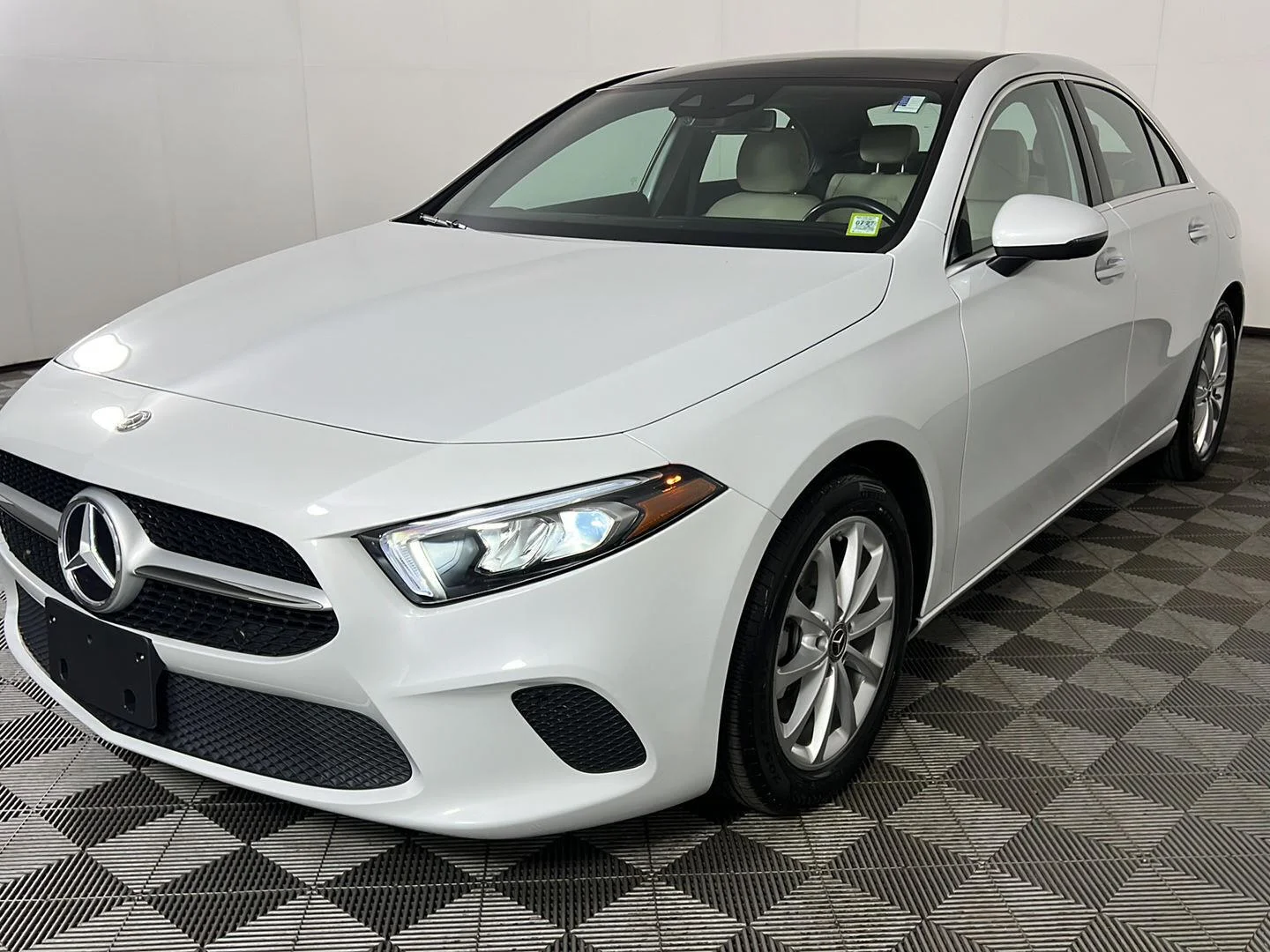 Used 2020 Digital White Pearl Metallic Mercedes-Benz A 220 image 23