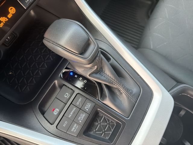 2025 Toyota RAV4 XLE - Photo 24