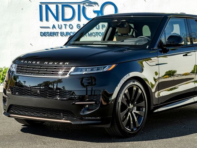 New 2026 Santorini Black Land Rover Dynamic SE image 2