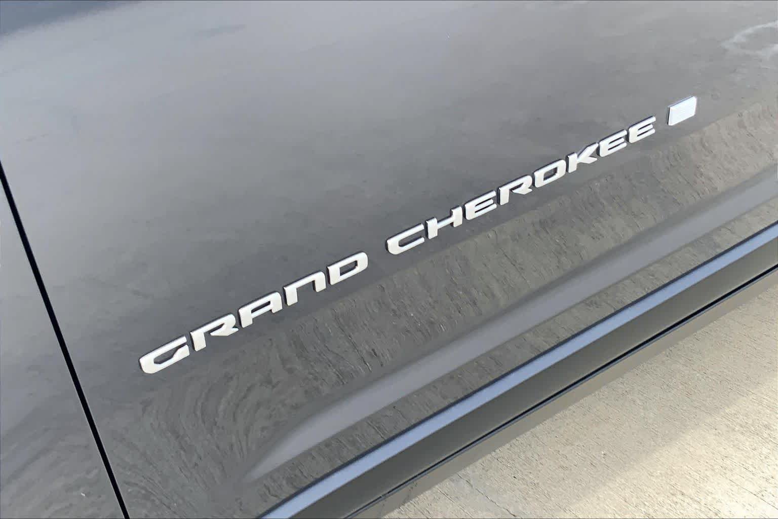 New 2026 Baltic Gray Metallic Clear-Coat Exterior Paint Jeep Laredo X image 15