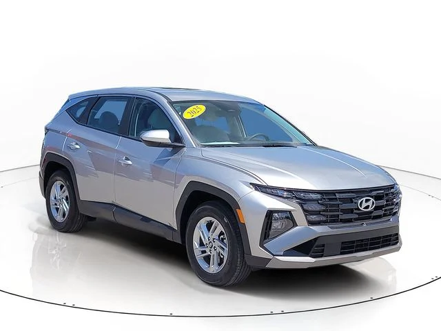 Used 2025 Silver Hyundai SE image 3