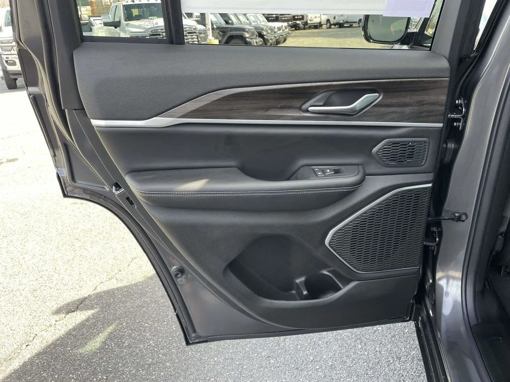 New 2026 Baltic Gray Metallic Clear-Coat Exterior Paint Jeep Limited image 20