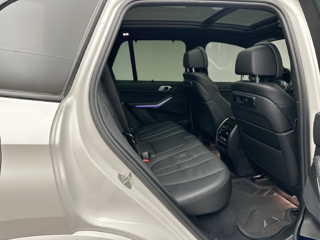 Used 2021 White Metallic BMW xDrive40i image 7