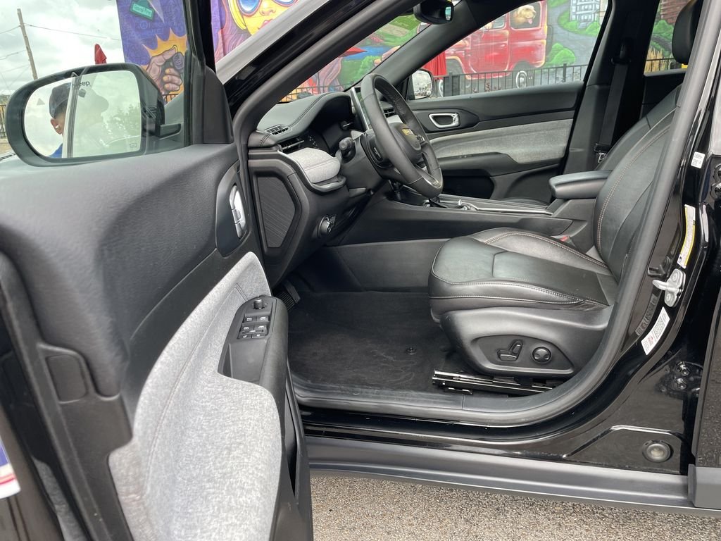 Used 2023 Black Jeep Latitude Lux image 14