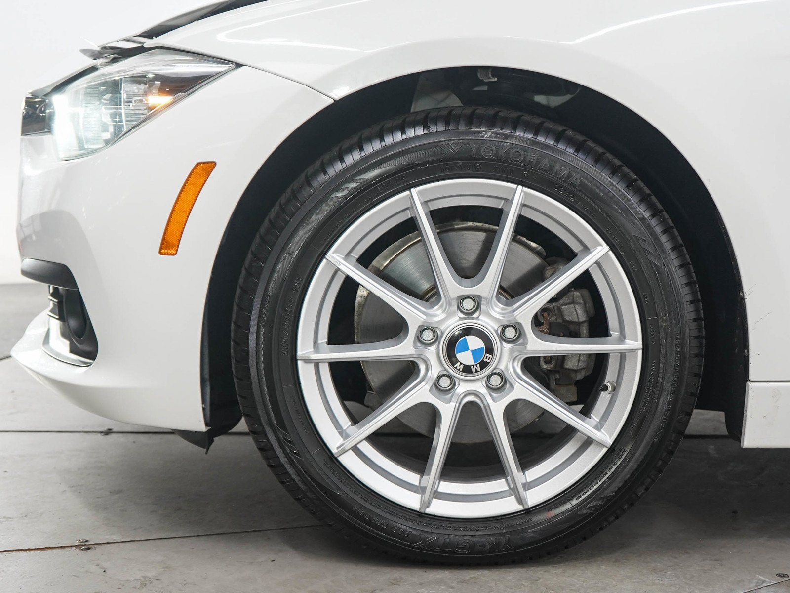 Used 2018 Alpine White BMW 320i xDrive image 28