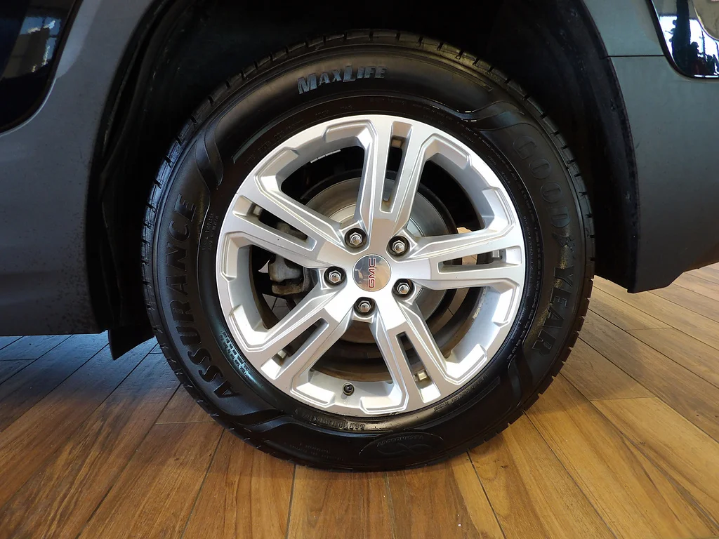 Used 2018 Ebony Twilight Metallic GMC SLE image 11