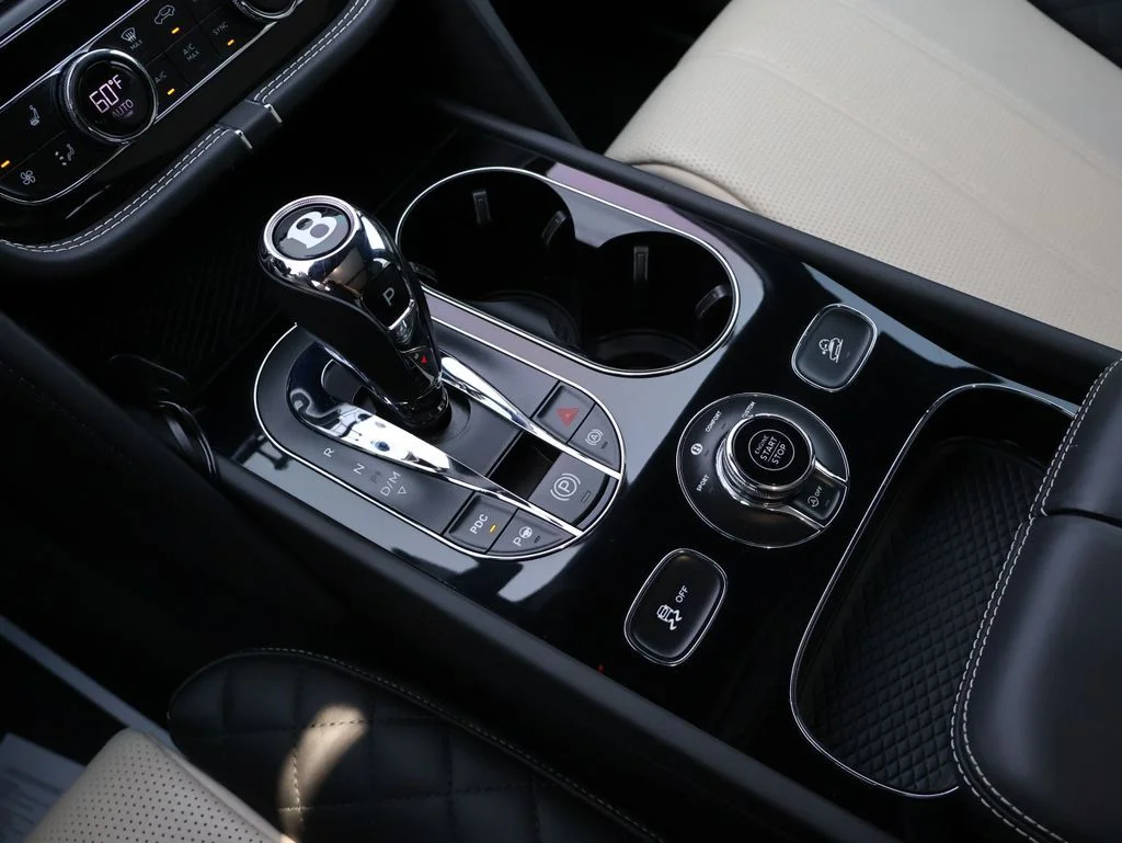 Used 2018 Glacier White Bentley W12 image 27