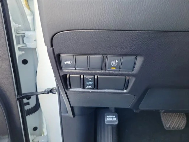 Used 2022 White Nissan SL image 23