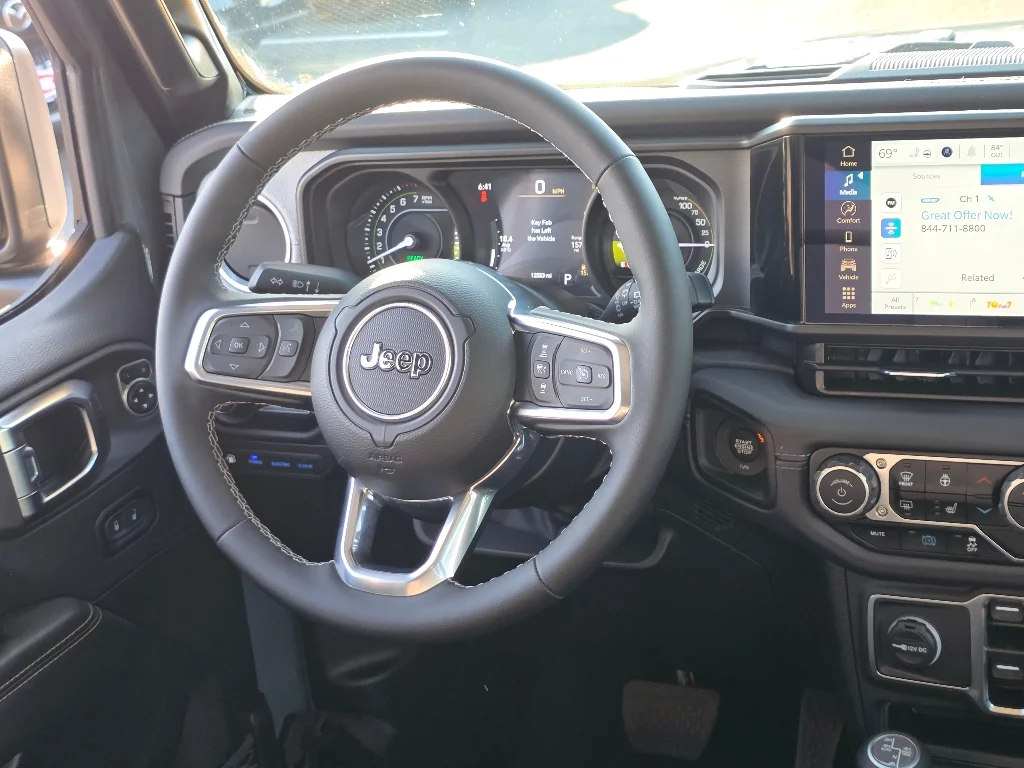 Used 2025 Anvil Clear Coat Jeep Sahara 4xe image 26