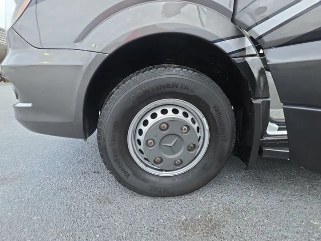 Used 2016  Mercedes-Benz Base image 30