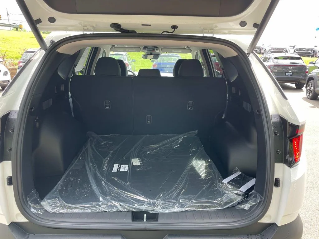New 2025 White Hyundai SEL image 10