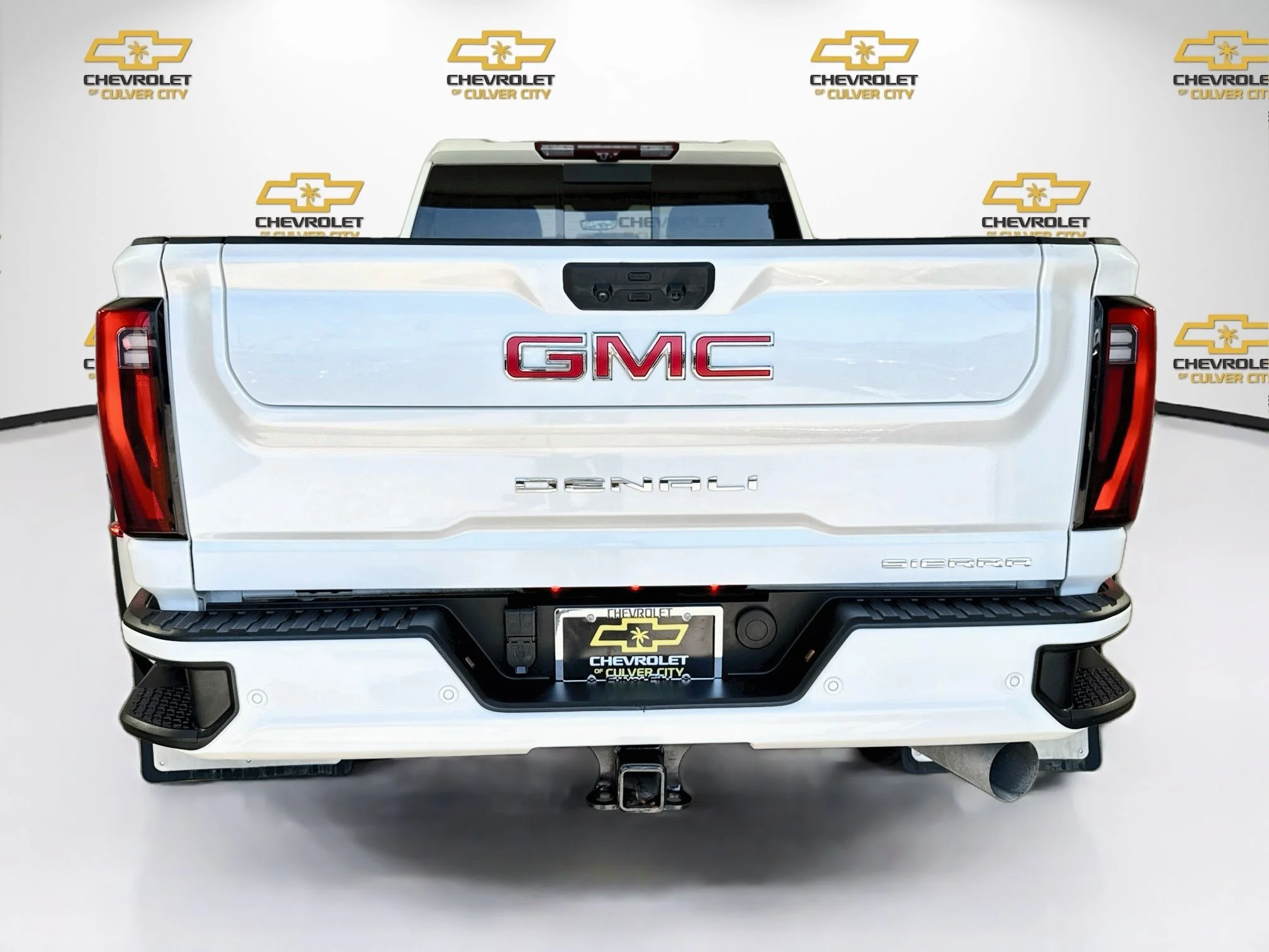 Used 2024 White Frost Tricoat GMC Denali DRW image 7
