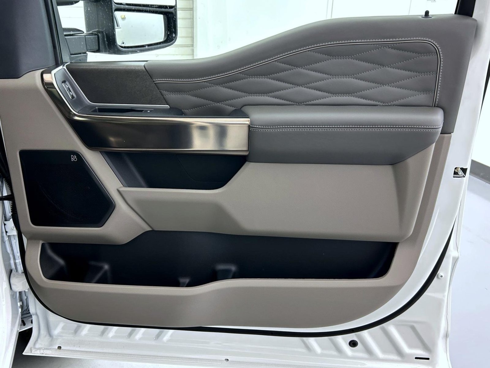 New 2027 Star White Metallic Tri-Coat Ford Platinum image 17